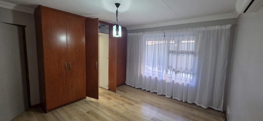 5 Bedroom Property for Sale in Roylglen Gardens Northern Cape